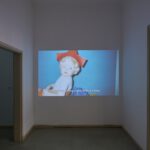 Im Ausstellungsraum ist die Projektion eines Videokunstwerks zu sehen.